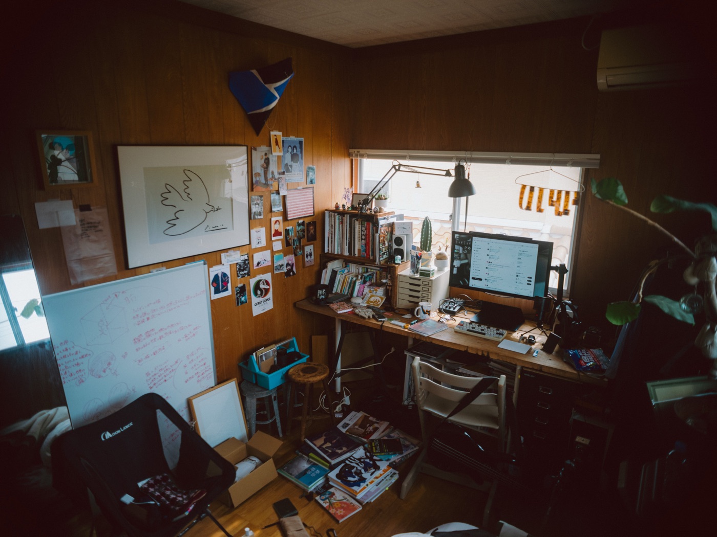 朝の光が差し込む部屋で身支度をする人物の後ろ姿